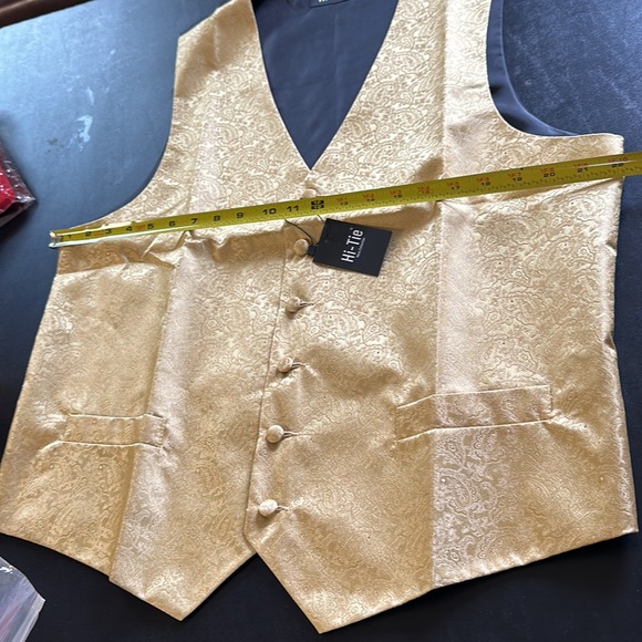 NWT Men’s vest set with tie, cuff links & handkerchief. - Picture 5 of 8